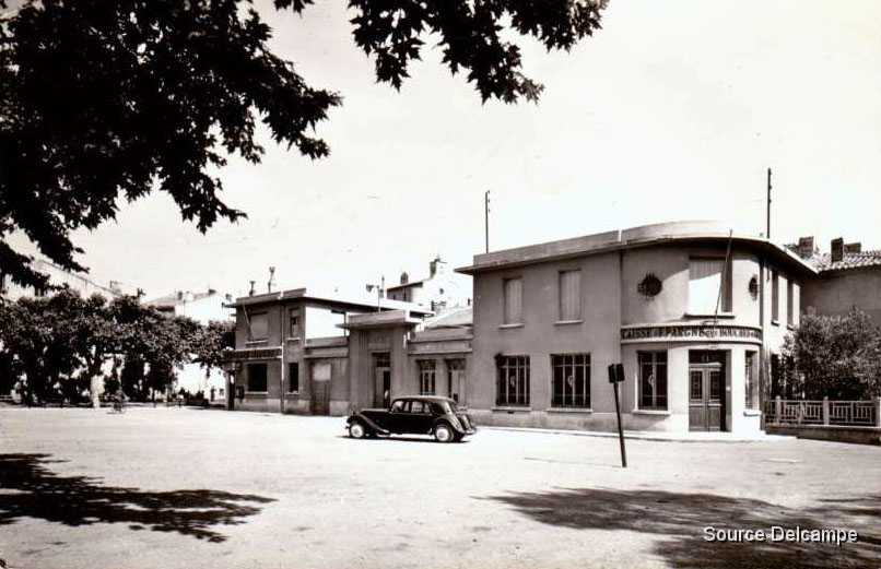 13 Septemes Les Vallons La Poste et La Caisse D epargne.jpg